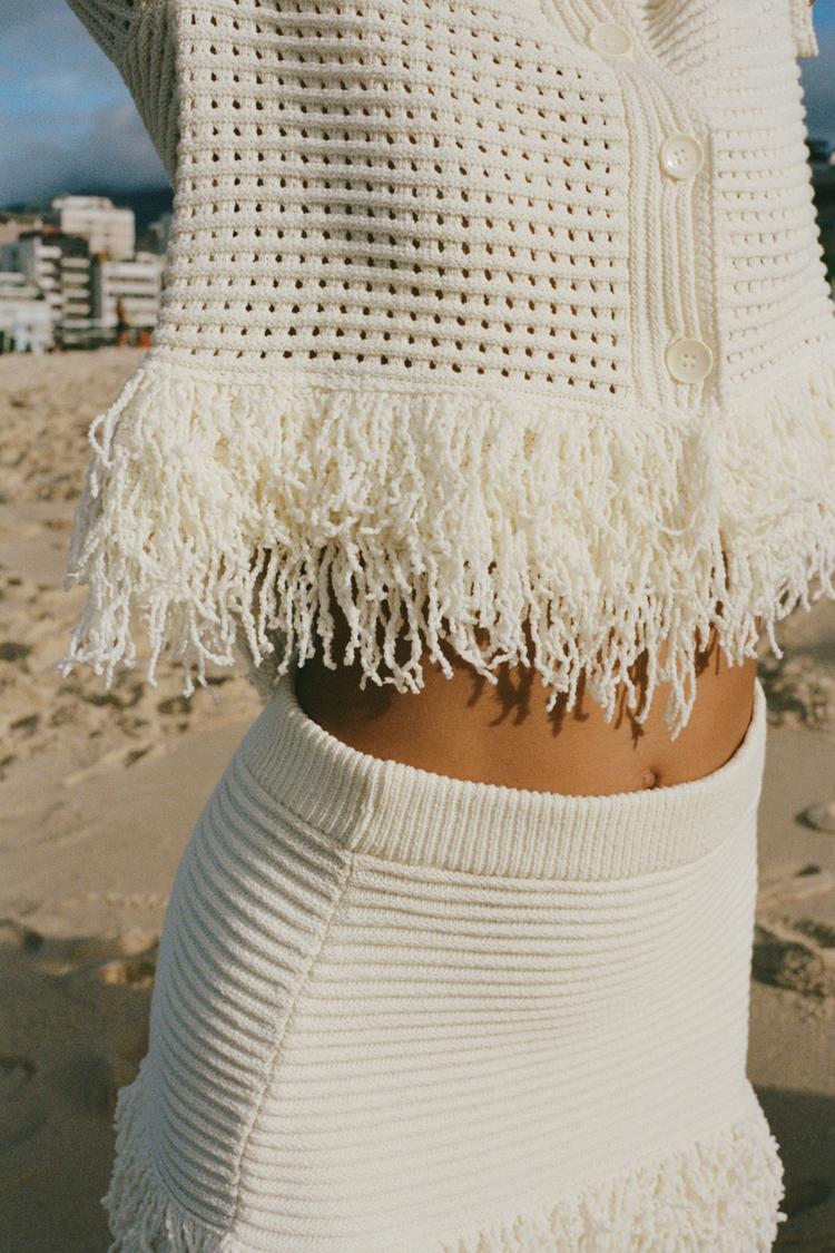 GILET EN MAILLE QUADRILLÉ À FRANGES